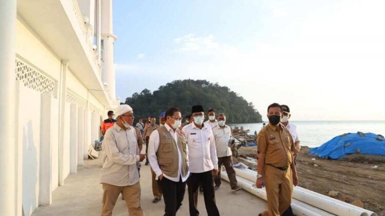 TINJAU TANGGUL LAUT— Wali Kota Padang Hendri Septa mendampingi Sestama BNPB Harmensyah, meninjau pembangunan tangguul laut dan ground T di kawasan Masji Al Hakim, Pantai Padang, Selasa (6/4) sore.