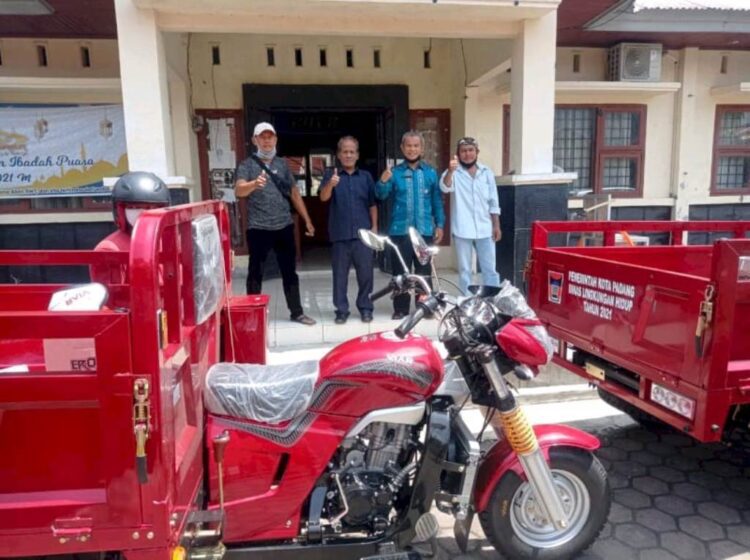 TERIMA BETOR— Lurah Pampangan Nan XX, Zainir Dt. Tan Malako berfoto usai menerima betor di halaman kantor Dinas Lingkungan Hidup Kota Padang, Rabu (28/4). Ketiga unit betor itu langsung  diterima Ketua RW 6, 10, dan 12  Kelurahan Pampangan Nan XX.