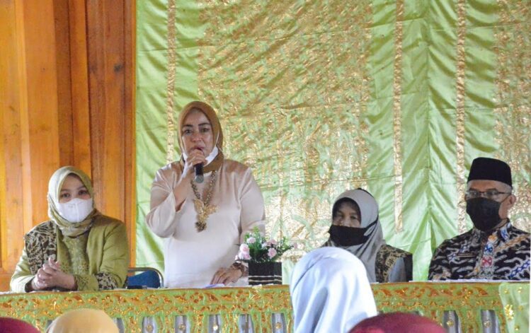 AKSI—Terlihat aksi perlombaan tahfiz Bundo Kanduang Kabupaten Tanah Datar  usia 50 tahun ke atas berlangsung sengit.