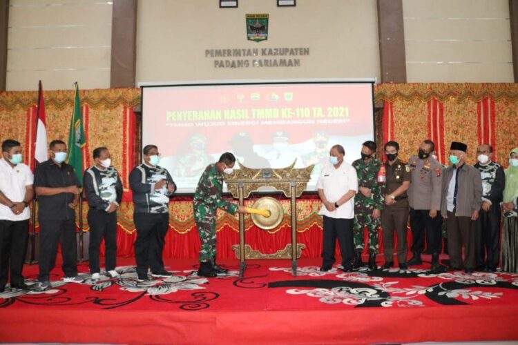 TUTUP—Pemukulan gong oleh Kasrem 032/Wbr, Kolonel Inf Amrizen S.E disaksikan Kepala Dinas PMD Provinsi Sumbar, Syafrizal Ucok, Bupati Padangpariaman, Suhatri Bur dan Forkopimda menandai penutupan TMMD Ke-110 Kodim 0308/Pariaman, Kamis (31/3).
