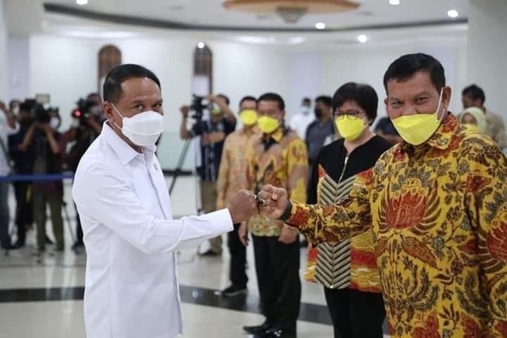 BERSALAMAN—Ketua Umum ISORI Pusat Prof Syahrial Bakhtiar  bersalaman dengan Menpora Zainudin Amali setelah pengukuhan pengurus ISORI  2021-2025.