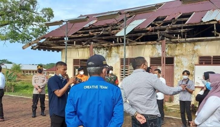 KUNJUNGI SMA— Wakil Gubernur Sumatera Barat Audy Joinaldy saat meninjau SMA 2 Tuapejat.