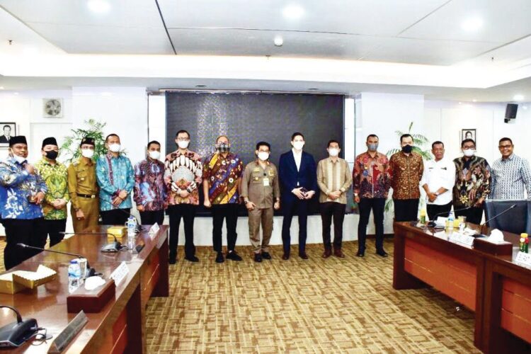 BERTEMU MENTAN— Anggota DPR RI asal Sumbar Andre Rosiade memasilitasi pertemuan 11 bupati/wali kota se-Sumbar dengan Menteri Pertanian, Syahrul Yasin Limpo, Selasa (25/5).