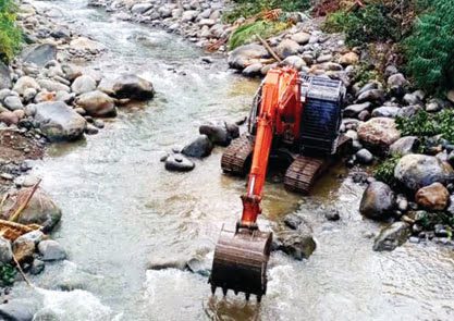 URUNKAN ALAT BERAT— TRC Semen Padang dan satu unit alat berat diturunkan berat untuk memperbaiki bantaran sungai sungai aliran Lubuk Peraku dan membersihkan material longsor.