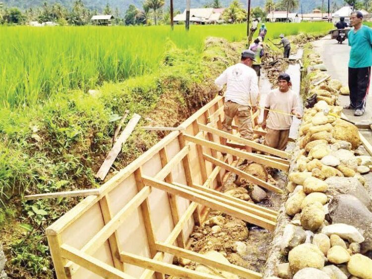 Warga Batu Gadang Apresiasi Bantuan dari Andre Rosiade 1 BANTUAN PKBL— Pembangunan irigasi Batu Gadang, melalui bantuan PKBL yang diusulkan oleh anggota DPR RI Andre Rosiade.