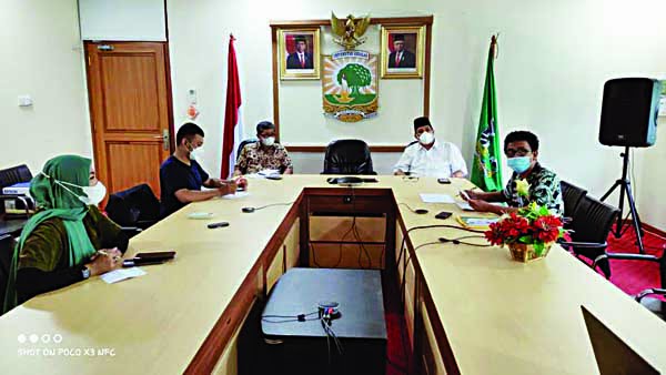 RAPAT KONGRES— Rapat OC Kongres IKA Unand patuh Prokes, Senin (3/5) di Ruang Sidang Gedung PKM Unand. 