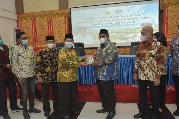 SERAHKAN SERTIFIKAT— Kepala Badan Pertanahan Nasional (BPN) Padangpariaman Gatot Teja P menyerahkan sertifikat tanah kampus Institut Seni Indonesia kepada Bupati Padangpariaman Suhatri Bur untuk diserahkan kepada pihak ISI Padangpanjang.