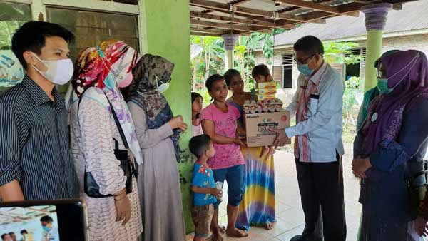 SERAHKAN—Kepala Dinas Kesehatan Padangpariaman Yutiardi Rivai serahkan makanan pembantu.