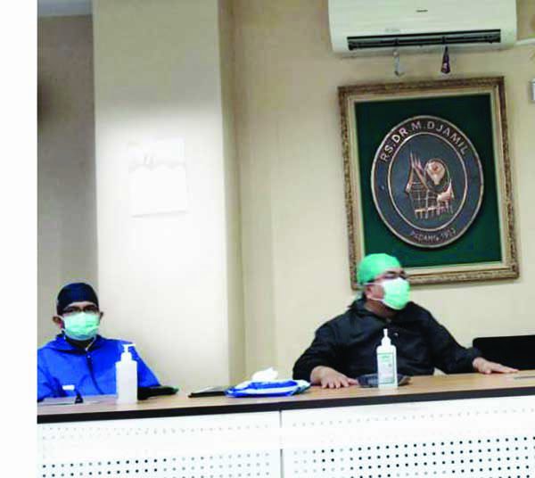 10 Penunggu Pasien di M Djamil Positif Covid-19 1 JUMPA PERS--Direktur Utama RSUP DR M Djamil Padang Yusirwan Yusuf memberikan keterangan pers terkait
10 penunggu pasien yang positif Covid-19, Selasa (4/5).