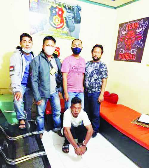 DIAMANKAN--Joko (28), seorang pelaku pencurian mobil dan begal motor diamankan Polsek Lubukkilangan, Kota Padang, Selasa (4/5).