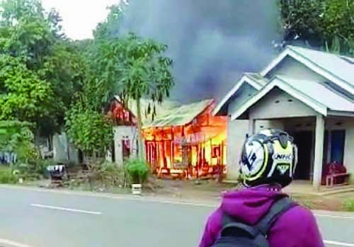 KEBAKARAN--Kobaran api melahap tiga unit rumah warga Koto Baru, Dharmasraya, Selasa (4/5) siang.