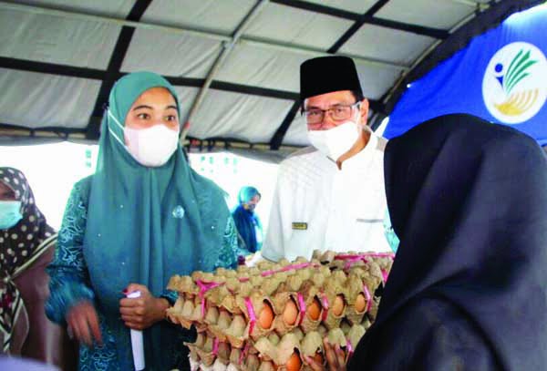 BAZAR—TP PKK Bukittinggi  menggelar bazar dan pasar murah untuk menjaga kestabilan harga barang kebutuhan pokok (sembako).