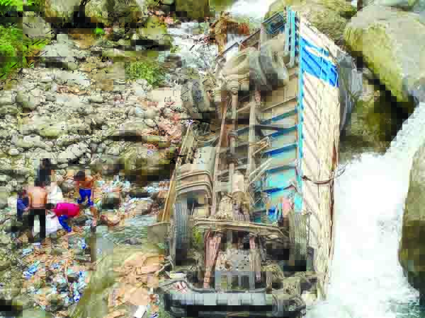 MASUK JURANG— 
Kondisi truk terbalik di sungai 
berbatu kawasan Lubuk Paraku, Kelurahan Indarung, Kecamatan 
Lubuk Kilangan. Sementara warga nekat menjarah susu kaleng yang berserakan.