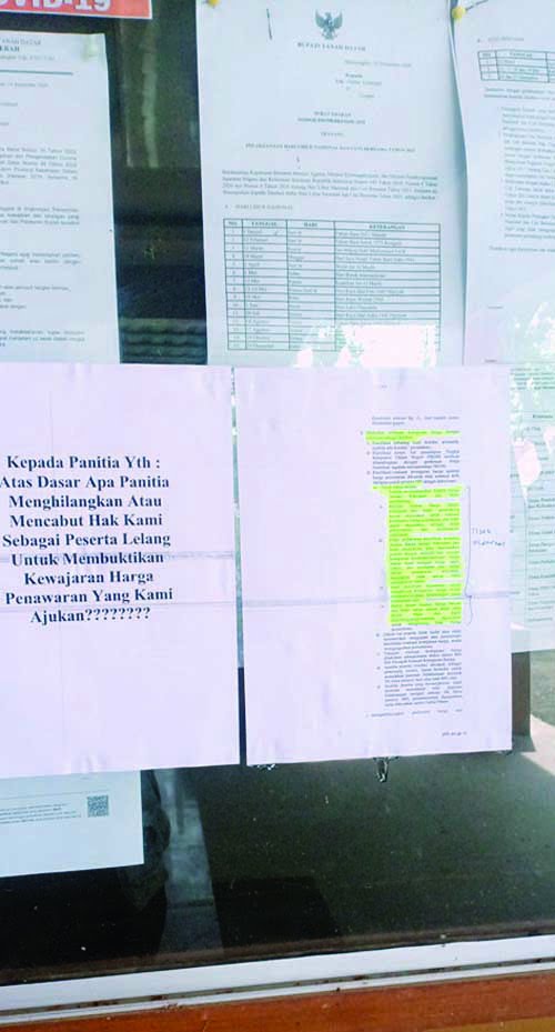 LPSE Tanahdatar Dipolisikan Pemilik CV Nugraha 1 TULISAN DITEMPEL— Tulisan yang ditempel oleh Riki Nugraha di Dinas PUPR Tanahdatar sebagai bentuk ketidakpuasan dan kekecewaannya.