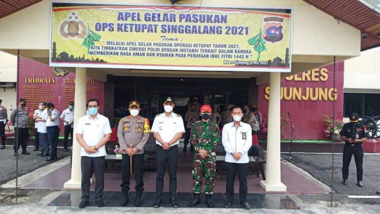 TIM GABUNGAN—Tim gabungan yang menjaga perbatasan provinsi menetapkan jika mengantongi surat negatif Covid-19 bisa mudik.