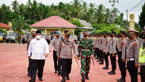 PERIKSA PASUKAN— Bupati Padangpariaman Suhatri Bur, Kapolres dan Dandim saat pemeriksaan barisan dalam apel gabungan Operasi Ketupat.