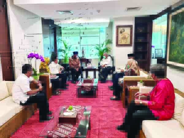 Temui Menteri PUPR, Mahyeldi Usulkan Program Pembangunan Infrastruktur 1 DIALOG— Gubernur Sumbar, Mahyeldi Ansharullah berdialog Menteri PUPR Basuki Hadimuljono, Selasa (4/5) di ruang kerja Menteri PUPR di Jakarta.