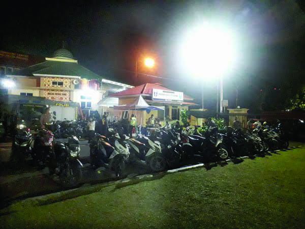 600 Motor Knalpot Bising Dikandangkan 1 KNALPOT BISING— Aparat kepolisian berhasil mengamankan sekitar 600 unit sepeda motor yang menggunakan knalpot bising sebagai antisipasi aksi balap liar dan tawuran.