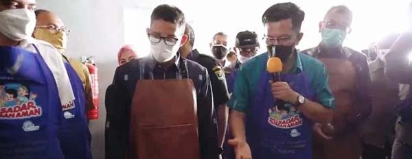 PAPARKAN—Wakil Wali Kota Payakumbuh H Erwin Yunaz, memaparkan randang saat kunjungan Menteri Parekraf Sandaga Salahuddin Uno di sentra IKM Randang Payakumbuh.