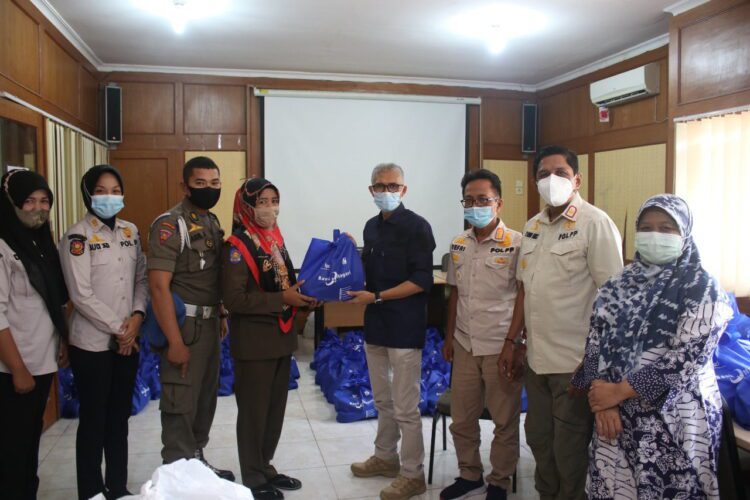 PAKET SEMBAKO— Kepala Satpol PP Kota Padang menerima bantuan paket sembako dari Bank Nagari dan perusahaan swasta lain di Kota Padang, Jumat (7/5) pagi.