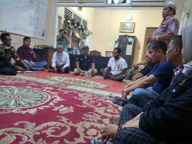 SAMPAIKAN—Ferizal Ridwan, saat menyampaikan terimakasih atas kehadiran rekan-rekan media dan tokoh masyarakat saat buka bersama menjaga tradisi.