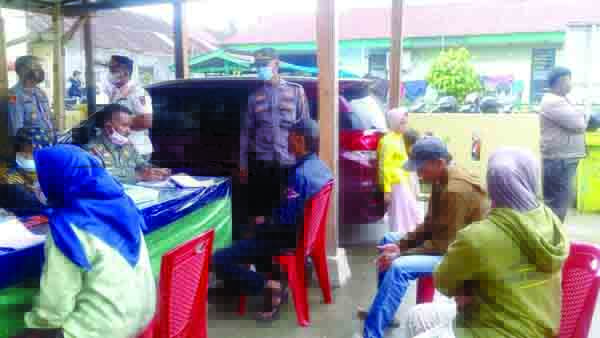 BERI SANKSI— Tim Satgas Covid-19 Agam memberikan sanksi kepada pengunjung Pasar Pakan Kamih yang melanggar Prokes Covid-19.