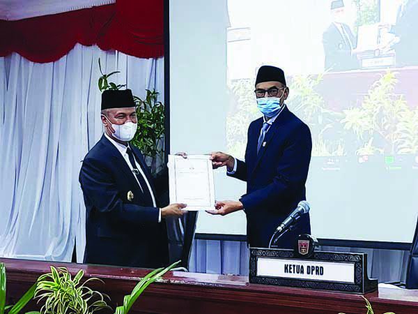 Ketua DPRD Bukittinggi, Herman Sofyan,serahkan Rekomendasi Atas LKPJ Wali Kota TA Bukittinggi 2020.