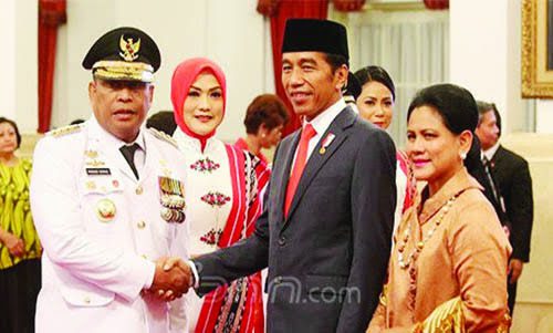 BERTEMU— Eks Kakor Brimob Polri  Irjen Pol (purn)  Murad Ismail, Gubernur Maluku  saat bertemu dengan Presiden RI Joko Widodo dalam kunjungan kerjanya.