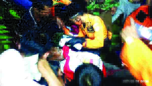 Hilang di Dalam Hutan, Pencari Kayu Bakar Ketakutan saat Ditemukan 1 BERI PERTOLONGAN— Tim SAR memberikan pertolongan kepada Amir (70) yang ditemukan dalam kondisi lelah dan ketakutan di dalam hutan.