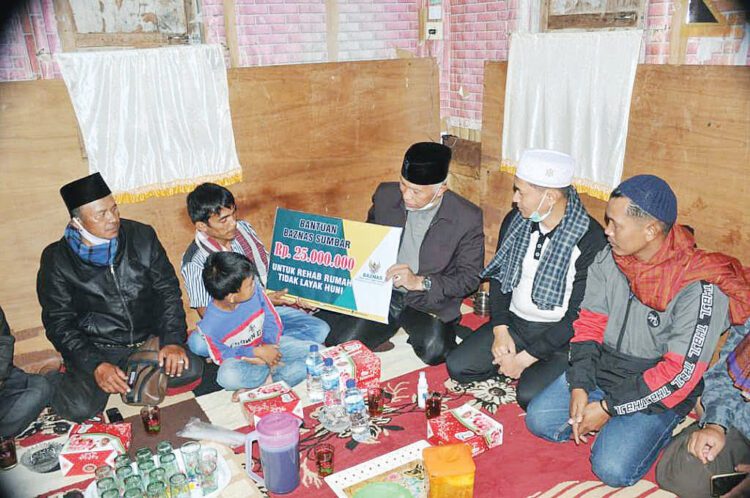 Mahyeldi Ansharullah Pencetus Singgah Sahur, Menyelami Kehidupan Masyarakat yang Mengalami Keterbatasan 1 Bedah Rumah— Gubernur Sumbar, Mahyeldi Ansharullah menyerahkan bantuan bedah rumah dari Baznas Provinsi Sumbar, saat singgah sahur ke rumah warga di Lasi, Kecamatan Canduang Kabupaten Agam.