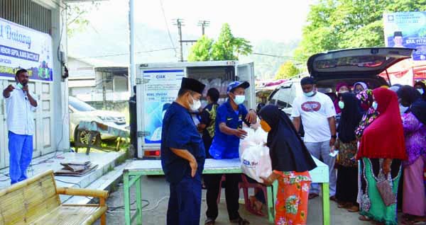 SEMBAKO—  Wakil Ketua DPRD Kota Padang, Amril Amin, S.AP didampingi Afrizal (Ateng) Koordinator Logistik Sembako dan Jup Kelly Ketua Panitia 3 memberikan zakat mal berupa sembako kepada warga kurang mampu.