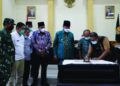 Enam Fraksi DPRD Sahkan Dua Perda, Walikota Terima dari Anggota DPRD