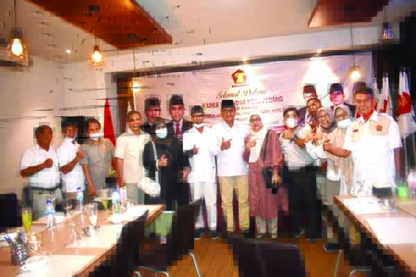 Perkuat Internal, DPC Partai Gerindra Padang Rapat Konsolidasi 1 Ketua DPC Partai Gerindra Padang Syafrial Kani SH , Ir Erizal Syaf foto bersama kader