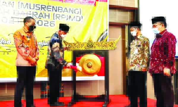 Musrenbang RPJMD Provinsi Sumbar dibuka oleh Gubernur Sumbar Mahyeldi Ansharullah, didampingi Staf Ahli Mendagri Bidang Keuangan dan Pembangunan, Hamdani, Wakil Gubenur, Audy Joinaldy dan Kepala Bappeda Sumbar, Hansastri, 6 Mei 2021 di Padang.