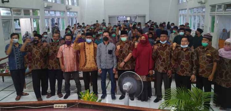 LAUNCHING— Kepala Dinas Sosial Sumbar Jumaidi didampingi Pembina Yayasan KBMS Muhammad Taufiqur Rahman Ketua Umum Yayasan KBMS Robbi Malvinas dan Anak-anak Panti Sosial Asuhan Anak Bina Remaja Budi Utama Sumbar.