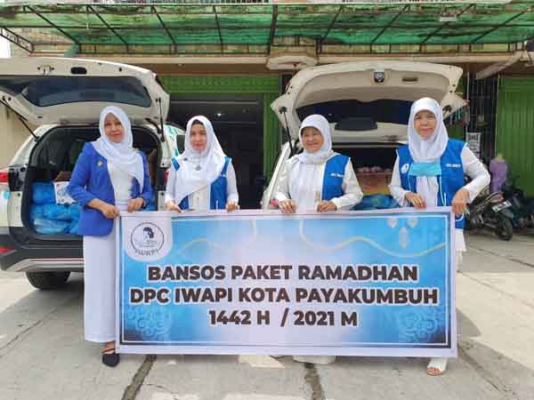 FOTO BERSAMA— Dewan Pimpinan Cabang (DPC) Ikatan Wanita Pengusaha Indonesia (IWAPI) Kota Payakumbuh berfoto bersama usai serahkan bantuan.