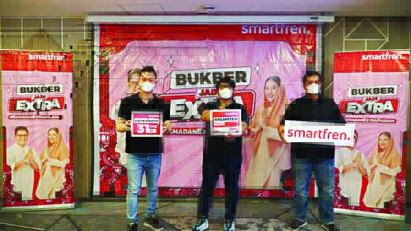 MELUNCURKAN— Regional Head Smartfren North Sumatra, Jefry Batubara saat meluncurkan Extra Unlimited Malam Full Speed guna mendukung berbagai kegiatan positif dan penuh faedah di kala sahur.