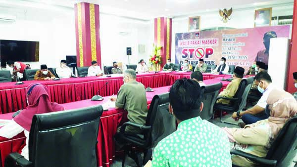 Padang Zona Oranye, Shalat Idul Fitri di Masjid dan Lapangan Ditiadakan 1 RAPAT— Suasana rapat yang diikuti Wali Kota Padang dan Forkompinda serta pemuka agama di rumah dinas wali kota.