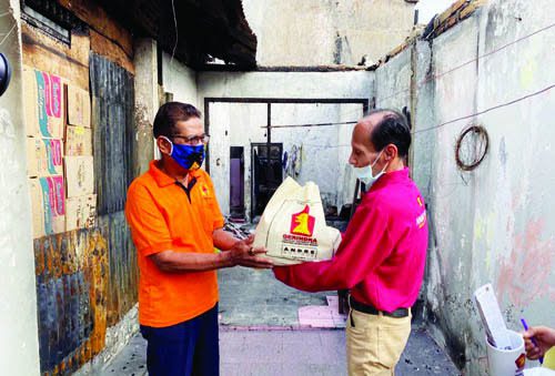 SERAHKAN SEMBAKO— Wakil Ketua DPD Gerindra Sumbar Anif Bakri menyerahkan sembako dari anggota DPR RI Andre Rosiade kepada warga Jati Baru, Padang Timur, Kota Padang.