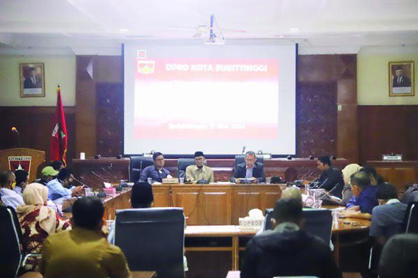 MISKOMUNIKASI— Pertemuan HMI dengan DPRD Bukittinggi terjadi miskomunikasi sehingga pengurus HMI melakukan aksi walk out dari pertemuan tersebut.