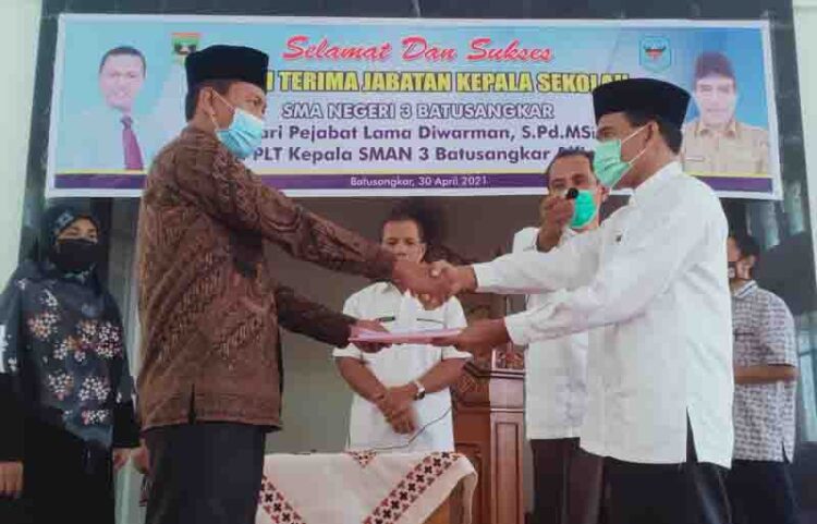 TERIMA—Plt Kepsek SMA3 Batusangkar Alfion menerima daftar inventaris dari pejabat lama Diwarman.