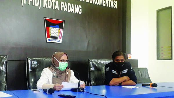 KETERANGAN PERS—  Kepala Dinas Kesehatan Kota Padang, Ferimulyani Hamid saat memaparkan tentang ciri-ciri baru gejala Covid-19 yang perlu di waspadai masyarakat, Rabu (19/5) di Media Center Balaikota.