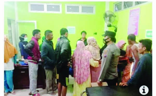 KORBAN TENGGELAM— Petugas membawa korban tenggelamnya speed boat di Muaro Sasak, Pasbar ke Puskesmas Sasak, namun korban sudah meninggal dunia.