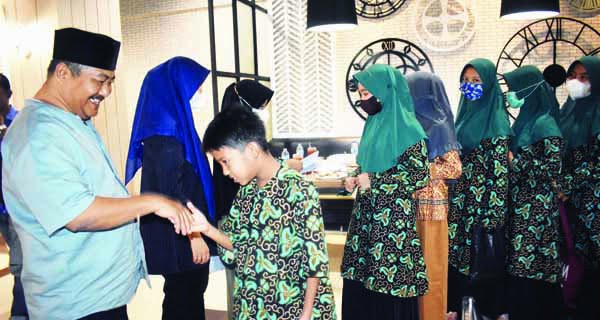 Amril Amin S.AP didampingi Istri Tercinta Yarnelis dan Anak Intan memberikan bantuan kepada 50  anak yatim piatu dari Panti Asuhan Wiralisma.