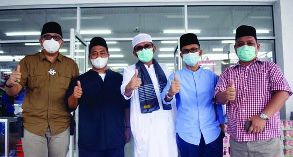 Wali Kota Padang, Hendri Septa berserta Asisten Pemerintahan, Edi Hasymi dan Kepala Dinas Perdagangan Kota Padang, Andree Harmadi Algamar, Owner Aciak Mart Amril Amin, S.AP dan Tokoh Masyarakat Evi Amri.