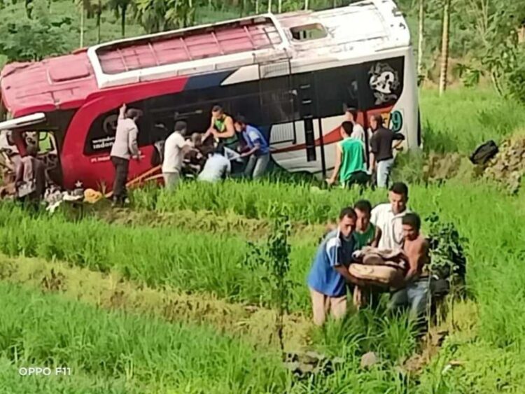 Bus Pastra Terjun ke Sawah, 2 Tewas 1 EVAKUASI— Warga mengevakuasi penumpang bus PT Pasaman Transport yang terjun ke sawah di Jorong Simpang Tigo, Nagari Simpang, Kecamatan Simpati Kabupaten Pasaman, Rabu (19/5).