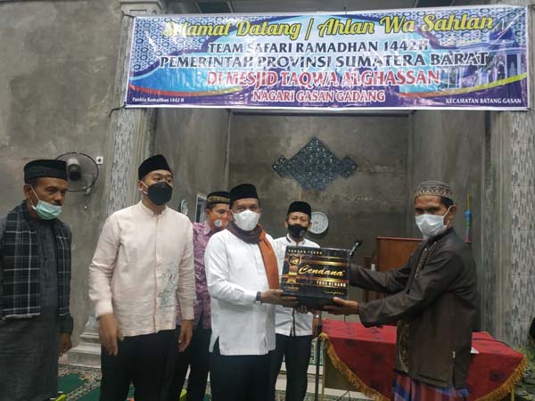 Ekonomi Masyarakat Anjlok karena Pandemi 1 BANTUAN TSR— Wakil Gubernur Sumatera Barat dalam Safari Ramadhan serahkan bantuan pada pengurus masjid.