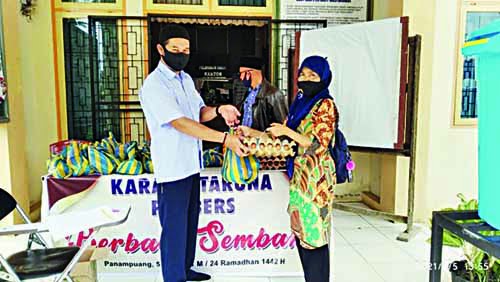 BERBAGI SEMBAKO— Karang Taruna Panbers  berbagi 108  paket sembako  kepada  masyarakat yang kurang mampu.