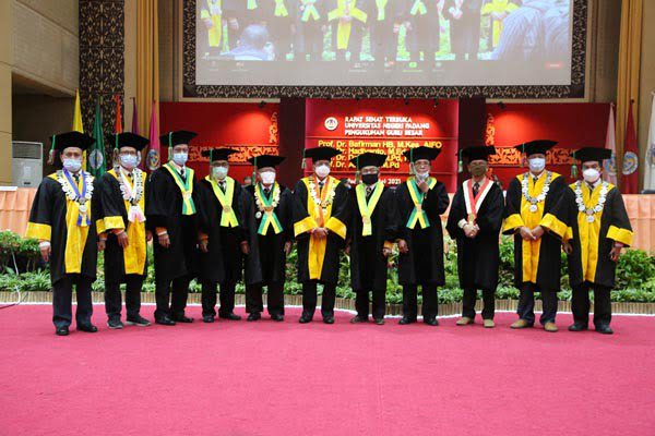 DIKUKUHKAN—Rektor UNP Prof Ganefri saat mengukuhkan empat guru besar di UNP, Kamis (6/5).