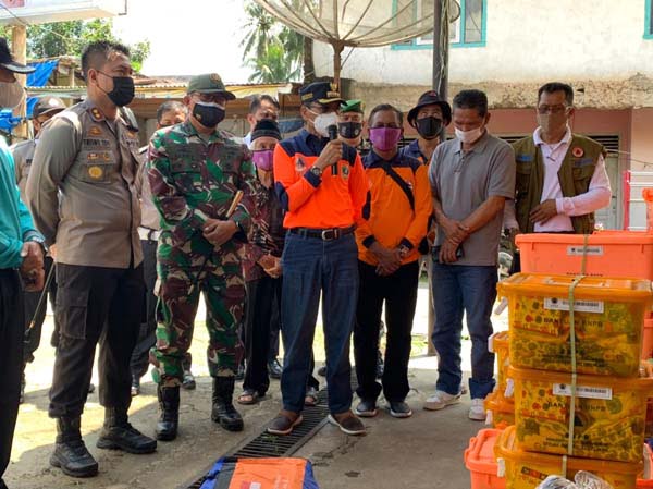 Warga Terdampak Banjir Manggilang Terima Bantuan, Kerugian Diperkirakan Capai Rp 1,5 Miliar 1 SERAHKAN—Bupati Safaruddin Dt.Bandaro Rajo didampingi Forkopimda dan Kepala BPBD H Joni Amir menyerahkan bantuan kepada warga terdampak banjir Manggilang.